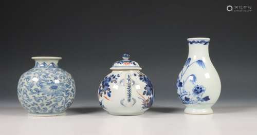 China, Imari porseleinen theepot en twee blauw-witte vaasjes...