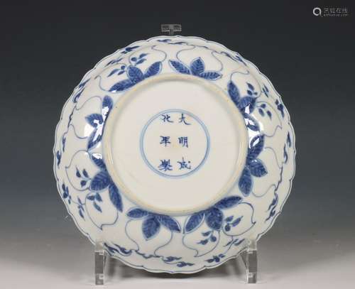 China, gemodelleerd blauw-wit porseleinen bordje, Kangxi per...