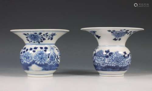 China, twee blauw-wit porseleinen kwispedoors, Qianlong peri...