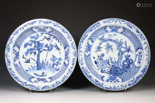 China, twee blauw-wit porseleinen schotels, ca. 1800,