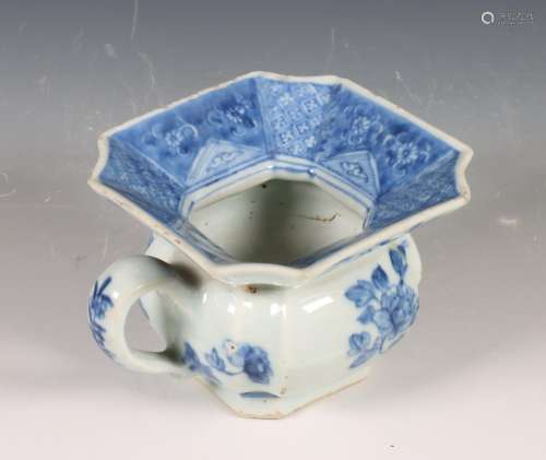 China, blauw-wit porseleinen kwispedoor, Qianlong periode (1...