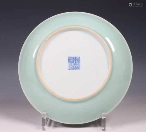 China, famille rose celadon gegrond porseleinen bordje, 20e ...