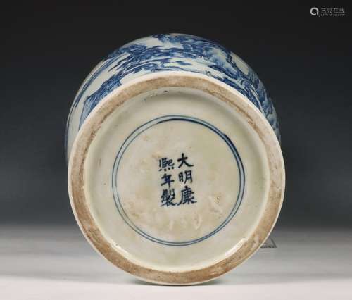 China, blauw-wit porseleinen balustervaas, 20e eeuw,