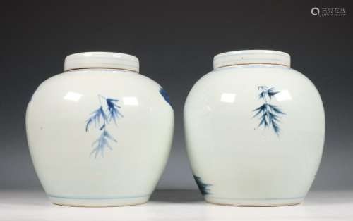 China, twee blauw-wit porseleinen dekselpotten, 20e eeuw,