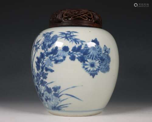 China, blauw-wit porseleinen pot met houten deksel, 19e eeuw...