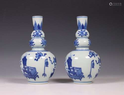 China, paar blauw-wit knobbelvaasjes, 19e/ 20e eeuw,