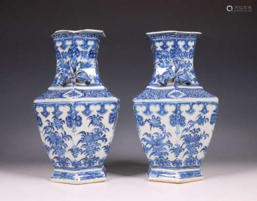 China, paar blauw-wit porseleinen zeskantige vazen, 19e eeuw...