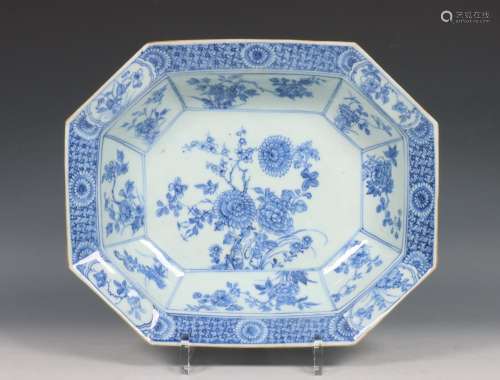 China, blauw-wit porseleinen kantige schaal, laat 18e eeuw,