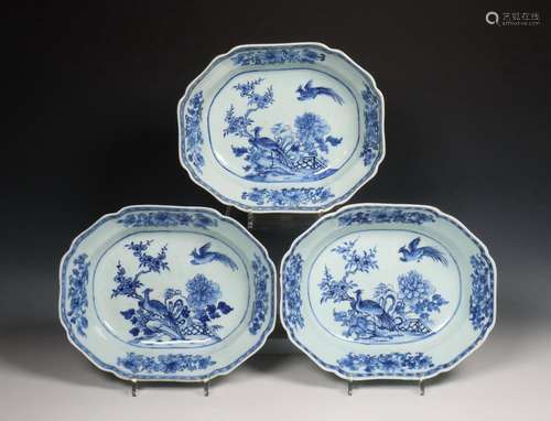 China, set van drie blauw-wit porseleinen schalen, laat 18e/...