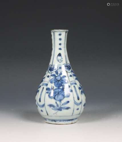 China, blauw-wit kraakporseleinen vaasje, Wanli periode (157...