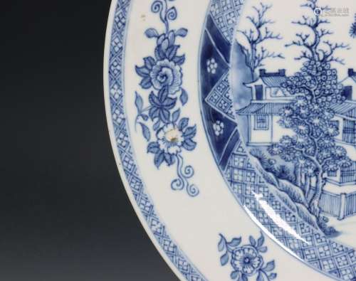 China, set van drie blauw-wit porseleinen schotels, 19e eeuw...
