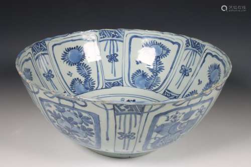 China, grote blauw-wit kraakporseleinen kom, Wanli periode (...