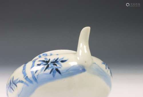 China, blauw-wit porseleinen theepotje en deksel, 20e eeuw,