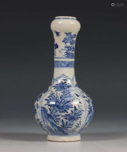 China, klein blauw-wit knobbelvaasje, 19e eeuw,