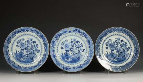 China, set van negen blauw-wit porseleinen borden, 18e eeuw,