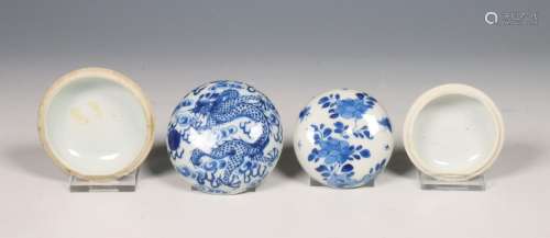 China, twee blauw-wit porseleinen dekseldoosjes, Kangxi peri...