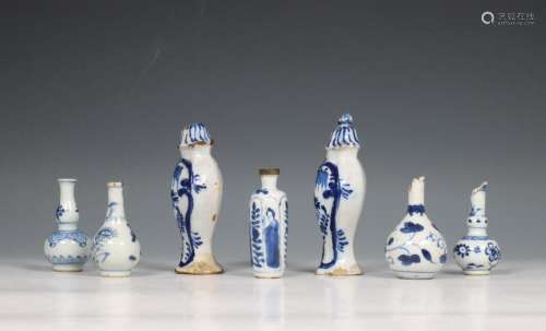 China, vijf verschillende blauw-wit porseleinen miniatuurvaa...