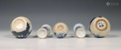 China, vijf blauw-wit porseleinen miniatuurvaasjes, 18e-19e ...