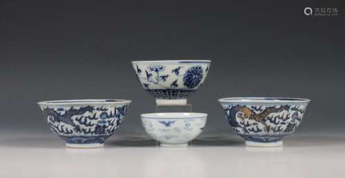 China, vier blauw-wit porseleinen kommen, 19e eeuw,