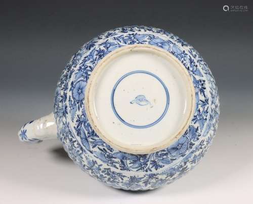 China, blauw-wit porseleinen wijnkan, 18e eeuw,