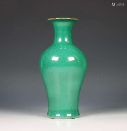 China, monochrome groen geglazuurde porseleinen vaas, Qing-d...