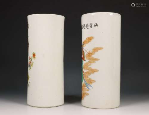 China, twee famille rose porseleinen cilindrische vazen, 20e...