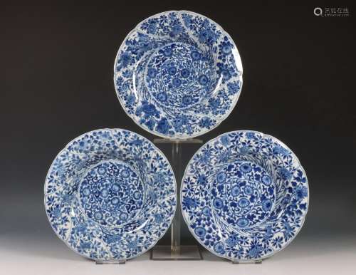 China, set van drie blauw-wit porseleinen geschulpte borden,...