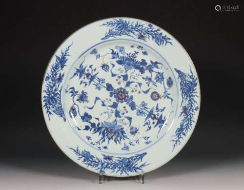 China, grote ijzerrode en blauw-wit porseleinen schotel, 18e...