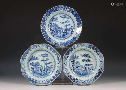 China, set van drie diepe blauw-wit porseleinen borden, Qian...