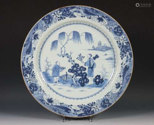 China, grote blauw-wit porseleinen schotel, Qianlong periode...