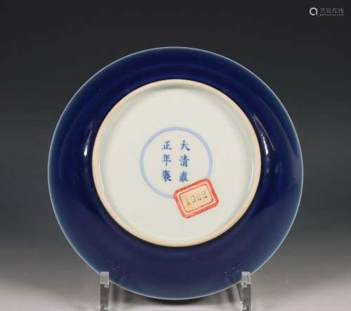 China, poederblauw porseleinen schotel, 20e eeuw,