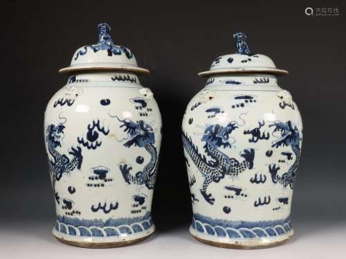 China, paar blauw-wit porseleinen dekselvazen, 19e eeuw,