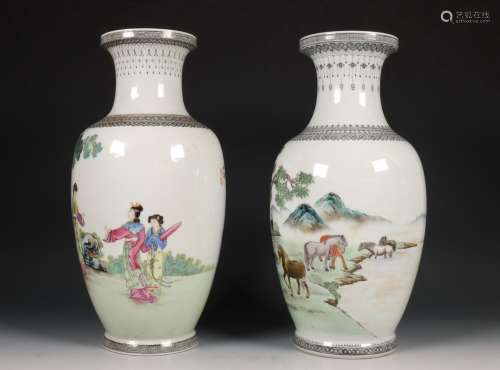 China, twee famille rose porseleinen vazen, modern,