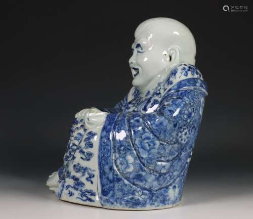 China, blauw-wit porseleinen figuur van Budai, 20e eeuw,