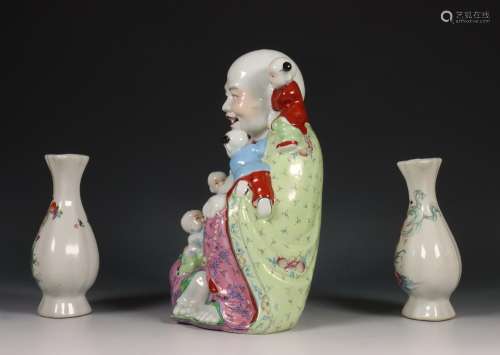 China, famille rose porseleinen figuur van Budai en een paar...