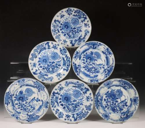 China, set van zes blauw-wit porseleinen borden, Kangxi peri...