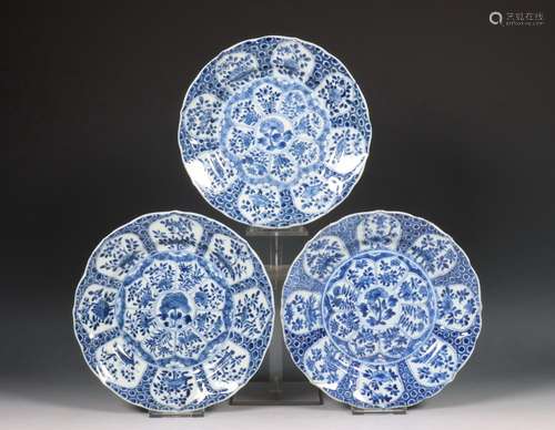 China, set van drie blauw-wit porseleinen borden, Kangxi per...