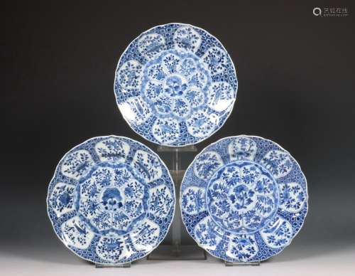 China, set van drie blauw-wit porseleinen borden, Kangxi per...