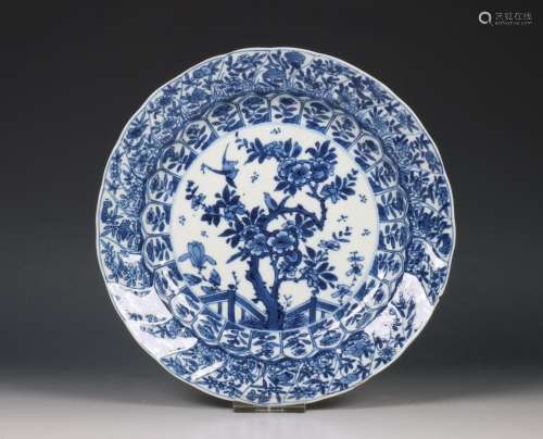 China, diep blauw-wit porseleinen bord, Kangxi periode (1662...