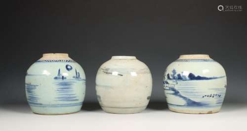 China, drie blauw-wit aardewerken gemberpotten, 19e eeuw,