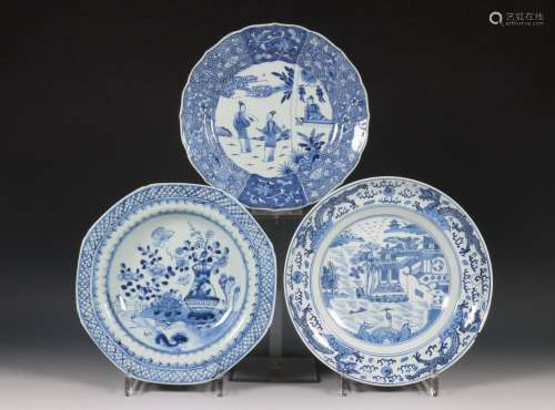 China, drie verschillende blauw-wit porseleinen borden, 18e-...