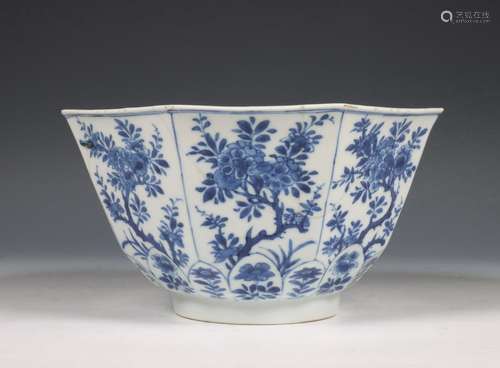 China, blauw-wit porseleinen achtkantige kom, Kangxi periode...