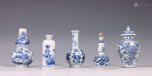 China, vijf kleine blauw-wit porseleinen vaasjes, Kangxi per...