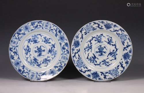 China, paar blauw-wit porseleinen lotus borden, Kangxi perio...