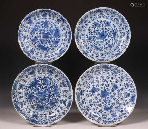 China, set van drie en een enkel blauw-wit porseleinen bord,...