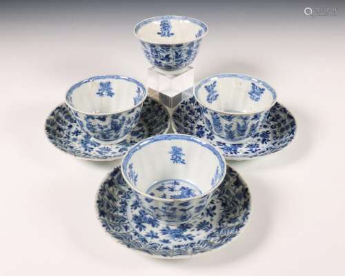 China, set van vier blauw-wit porseleinen koppen en drie sch...
