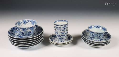 China, drie sets blauw-wit porseleinen koppen en schotels, K...
