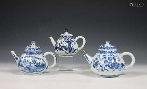 China, drie blauw-wit porseleinen theepotten en deksels, 18e...