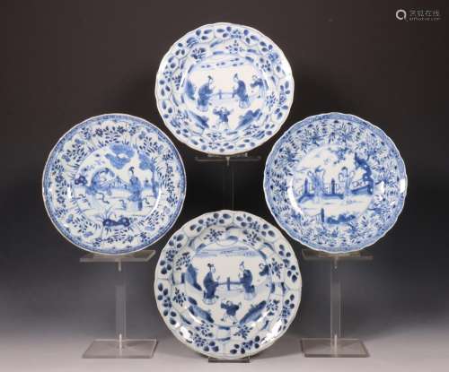 China, twee en een paar blauw-wit porseleinen borden, Kangxi...