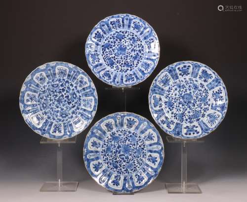 China, set van vier blauw-wit porseleinen borden, Kangxi per...